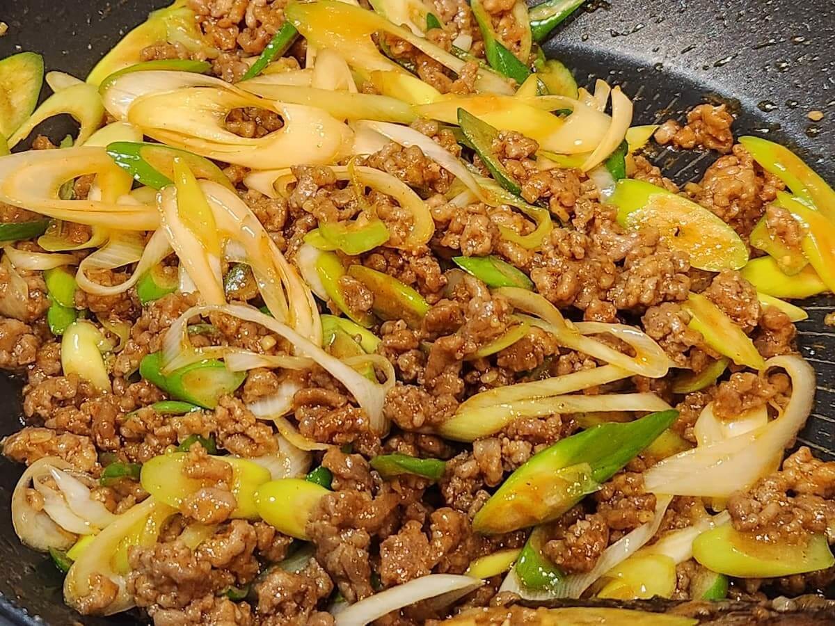 「たっぷりピリ辛豚ミンチ丼」